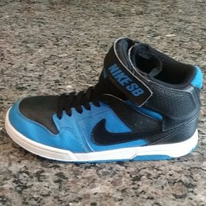 Boys Nike Sneakers black & blue size 4